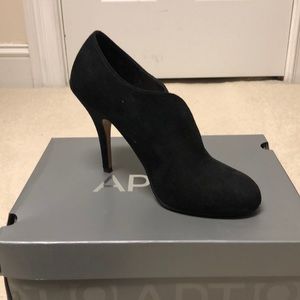 Cutout bootie (size 9) 4” heel